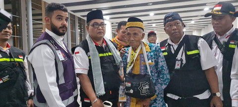 Mbah Harun, jemaah haji tertua usia 119 tahun tiba di Madinah. Foto: Dok. MCH 2023