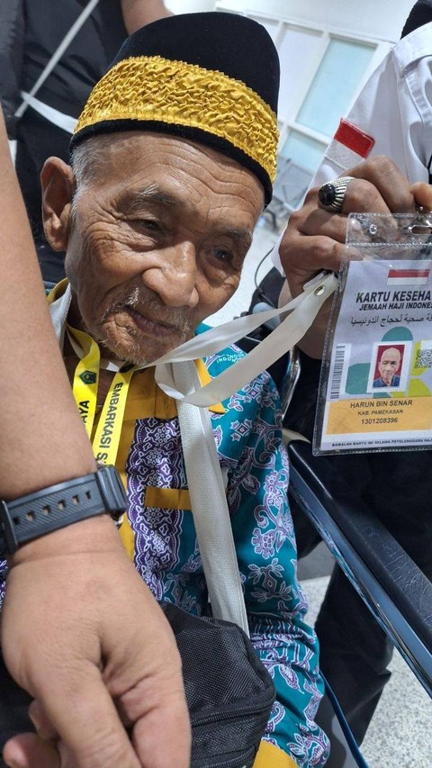 Mbah Harun, jemaah haji tertua usia 119 tahun tiba di Madinah. Foto: Dok. MCH 2023