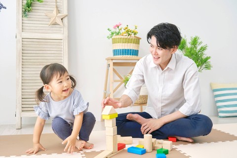 Seorang anak bermain menyusun balok kayu. Foto: siro46/Shutterstock