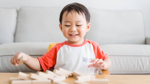 Seorang anak bermain menyusun balok kayu. Foto: MIA Studio/Shutterstock