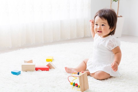 Seorang anak bermain menyusun balok kayu. Foto: takayuki/Shutterstock