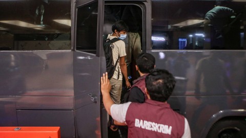 Sejumlah WNI korban Tindak Pidana Perdagangan Orang (TPPO) menaiki bus setibanya dari Filipina di Bandara Internasional Soekarno Hatta, Tangerang, Banten, Jumat (26/5/2023). Foto: ANTARA FOTO/Fauzan