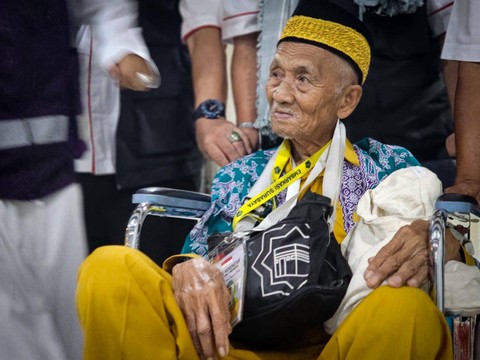 Mbah Harun, jemaah haji tertua usia 119 tahun tiba di Madinah. Foto: Dok. MCH 2023