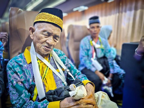 Mbah Harun, jemaah haji tertua usia 119 tahun tiba di Madinah. Foto: Dok. MCH 2023