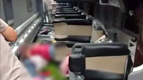 Kondisi bus rombongan Wanita Kaum Ibu yang terbalik di Kabupaten Minahasa, Sulawesi Utara, Jumat (26/5).