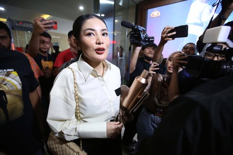 Penyanyi Nindy Ayunda tiba di Mabes Polri, Jakarta, Jumat, (26/5/2023). Foto: Agus Apriyanto