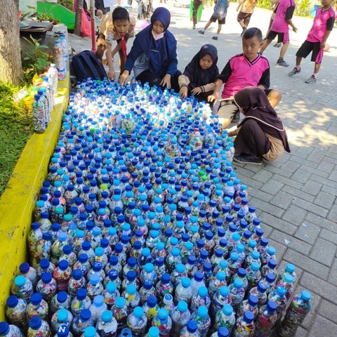 Sekolah di Surabaya ajak Siswa Olah 2 Ton Sampah Plastik jadi Ecobrick (1)