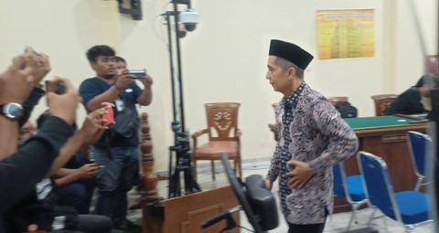 Mantan Rektor Universitas Lampung Karomani usai menjalani sidang pembacaan vonis di PN Tanjung Karang, Bandar Lampung pada Kamis (25/5) malam. | Foto : Galih Prihantoro/ Lampung Geh