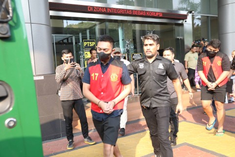 Tersangka kasus penganiayaan David Ozora, Mario Dandy Satriyo dan Shane Lukas keluar dari Kejaksaan Negeri Jakarta Selatan dan dibawa ke Rutan Kelas 1 Cipinang, Jumat (26/5/2023). Foto: Fitra Andrianto/kumparan