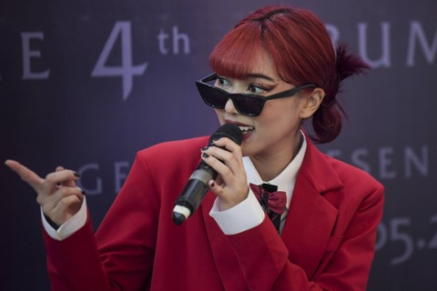 Penyanyi Isyana Sarasvati menyampaikan keterangan pers saat rilis album terbarunya di Gedung Kesenian Jakarta, Jakarta, Jumat (26/5/2023). Isyana Sarasvati merilis album keempat bertajuk ISYANA Foto: Galih Pradipta/ANTARA FOTO