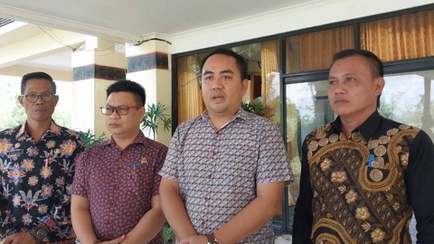 Yodi Setiawan (dua dari kanan) memberikan penjelasan saat konferensi pers di Kantor DPRD Kabupaten Sekadau. Foto: Dina Mariana/Hi!Pontianak