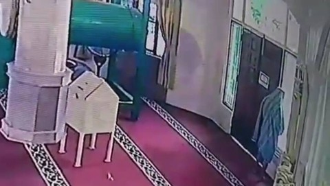 Potongan rekaman CCTV maling kotak amal masjid di Lubuklinggau. (ist)