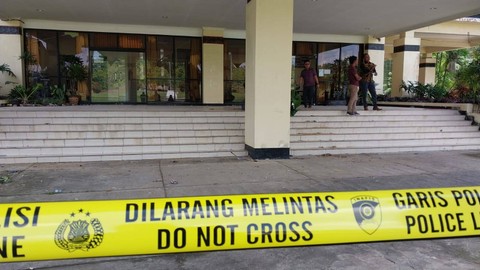 Kantor DPRD Sekadau dipasangi garis polisi, Jumat, 26 Mei 2023. Foto: Dina Mariana/Hi!Pontianak