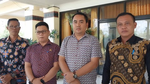 Liri Muri (pertama dari kanan) saat konferensi pers di Kantor DPRD Kabupaten Sekadau. Foto: Dina Mariana/Hi!Pontianak
