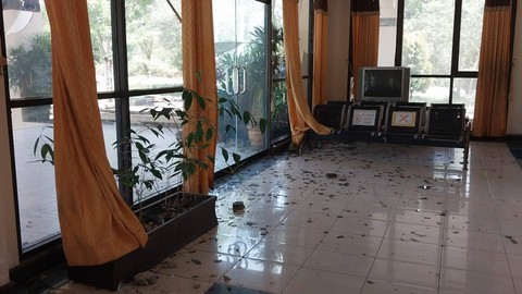 Puing kaca berserakan pascademo ricuh di Kantor DPRD Sekadau. Foto: Dina Mariana/Hi!Pontianak