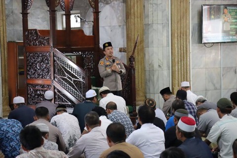 Kapolres Metro Jakarta Selatan Kombes Ade Ary Syam sosialisasikan layanan kepolisian di  Masjid Baitul Mughni, Setiabudi, Jakarta Selatan, Jumat (26/5).  Foto: Humas Polres Metro Jakarta Selatan 