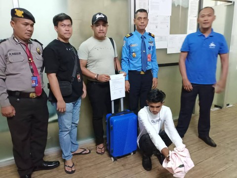 Pihak Bandara Kualanamu mengamankan salah seorang calon penumpang usai ketahuan membawa 2.112 gram sabu-sabu. Foto: Bandara Kualanamu