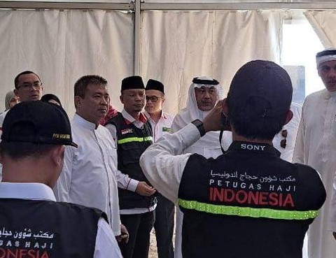 Ketua PPIH Arab Saudi 1444 H Subhan Cholid memantau persiapan fasilitas di tenda Arafah dan Mina. Foto: Dok. Kemenag