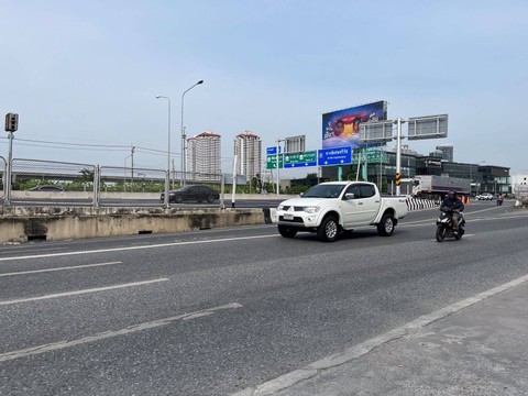 Mobil pick up truck single dan double cabin yang jamak ditemui di Thailand. Foto: Sena Pratama/kumparan