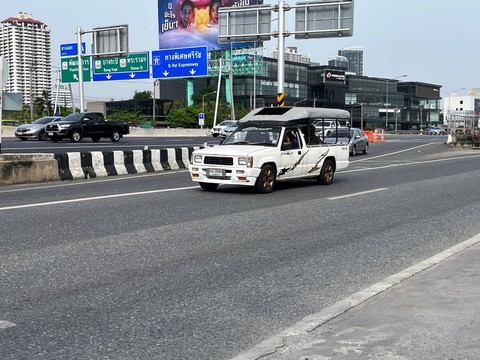 Mobil pick up truck single dan double cabin yang jamak ditemui di Thailand. Foto: Sena Pratama/kumparan
