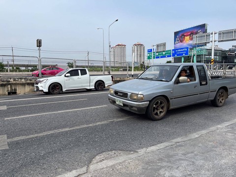 Mobil pick up truck single dan double cabin yang jamak ditemui di Thailand. Foto: Sena Pratama/kumparan