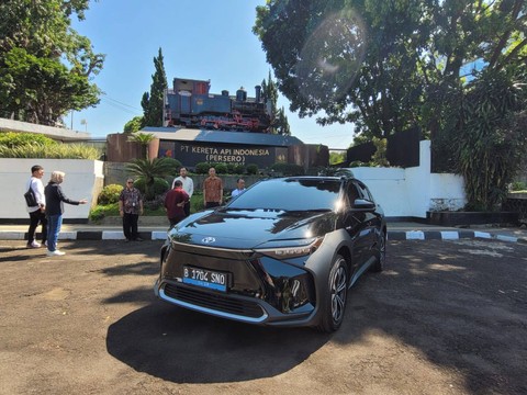 Mobil listrik Toyota bZ4X jadi kendaraan dinas direksi PT KAI. Foto: Rizki Fajar Novanto/kumparan
