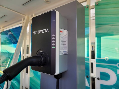 Wall chaerger untuk mobil listrik Toyota bZ4X yang jadi kendaraan dinas direksi PT KAI. Foto: Rizki Fajar Novanto/kumparan