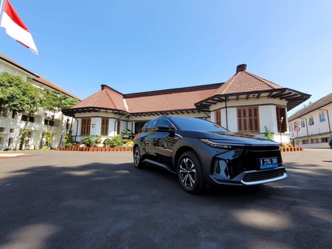 Mobil listrik Toyota bZ4X jadi kendaraan dinas direksi PT KAI. Foto: Rizki Fajar Novanto/kumparan