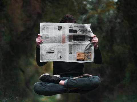 Ilustrasi badan yang menyusun tulisan dalam surat kabar. Sumber: JuliusDrost/unsplash.com.