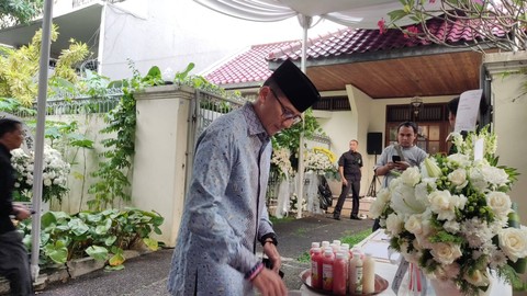 Menparekraf Sandiaga Uno bertakziah ke rumah duka Sarwono Kusumaatmadja di Jalan Balitung III, Kebayoran Baru, Jakarta Selatan, Sabtu (27/5).  Foto: Jonathan Devin/kumparan
