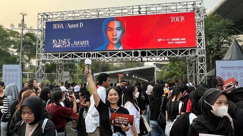 Penonton sudah memenuhi area ICE BSD untuk menyaksikan acara konser Suga 'Agus D Tour' Sabtu (27/5). Foto: Ela Nurlaela/kumparan