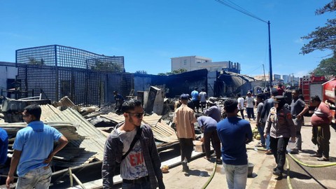 Kebakaran menghanguskan tujuh belas toko di Gampong Baet, Kecamatan Baitussalam, Aceh Besar, pada Sabtu (27/5/2023). Foto: BPBA