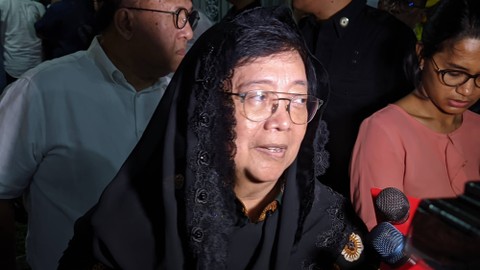 Menteri LHK Siti Nurbaya di rumah duka Sarwono Kusumaatmadja di Jalan Balitung III, Kebayoran Baru, Jakarta Selatan, Sabtu (27/5).  Foto: Jonathan Devin/kumparan