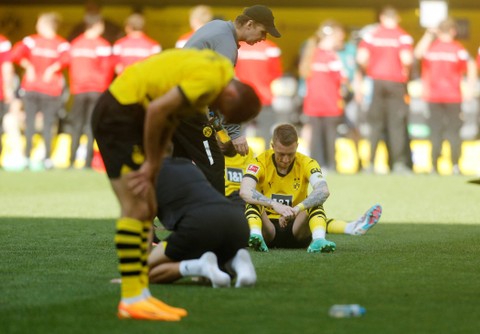 Marco Reus sedih usai laga Borussia Dortmund vs Mainz 05 dalam pekan ke-34 Liga Jerman 2022/23 di Signal Iduna Park pada 27 Mei 2023. Foto: REUTERS/Leon Kuegeler