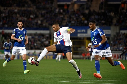 Kylian Mbappe (tengah) beraksi saat laga PSG vs Strasbourg dalam pekan ke-37 Liga Prancis 2022/23 di Stade de la Meinau pada 28 Mei 2022. Foto: Jean-Christophe Verhaegen / AFP