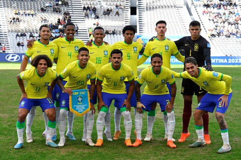 Skuad Brasil U-20 jelang lawan Nigeria dalam matchday ketiga babak grup Piala Dunia U-20 di Argentina pada 28 Mei 2023. Foto: LUIS ROBAYO / AFP