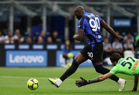 Pemain Inter Milan Romelu Lukaku mencetak gol ke gawang Atalanta pada pertandingan Liga Italia di Stadion San Siro, Milan, Italia, Minggu (28/5/2023).  Foto: Claudia Greco/REUTERS