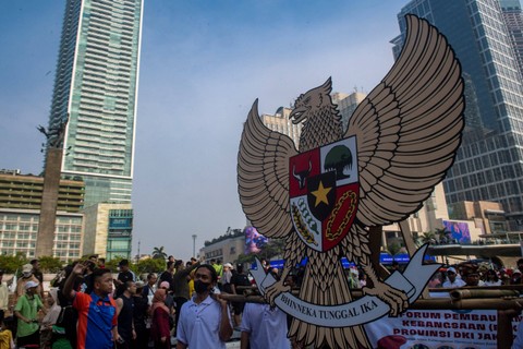 Warga membawa lambang Garuda Pancasila saat Kirab Pancasila pada Hari Bebas Kendaraan Bermotor (HBKB) di kawasan Bundaran HI, Jakarta, Minggu (28/5/2023).  Foto: Muhammad Adimaja/ANTARA FOTO