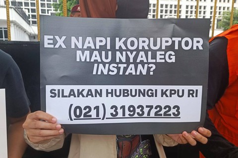 Aliansi Koalisi Kawal Pemilu Berintegritas melakukan aksi teatrikal di depan KPU RI, Minggu (28/5).  Foto: Hedi/kumparan