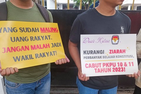 Aliansi Koalisi Kawal Pemilu Berintegritas melakukan aksi teatrikal di depan KPU RI, Minggu (28/5).  Foto: Hedi/kumparan
