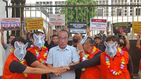 Aliansi Koalisi Kawal Pemilu Berintegritas melakukan aksi teatrikal di depan KPU RI, Minggu (28/5).  Foto: Hedi/kumparan