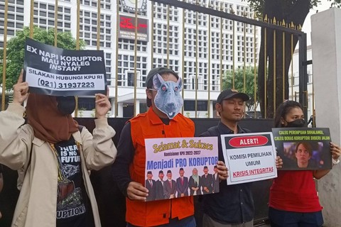 Aliansi Koalisi Kawal Pemilu Berintegritas melakukan aksi teatrikal di depan KPU RI, Minggu (28/5).  Foto: Hedi/kumparan