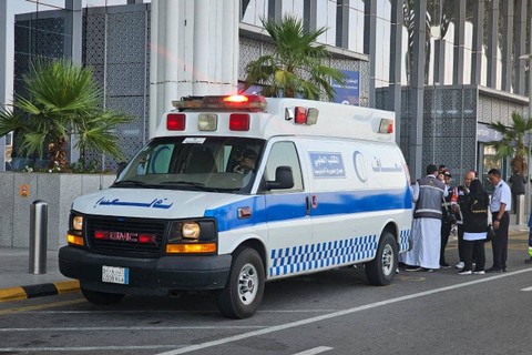 Achmad Suhadak, jemaah haji asal Gresik saat dibawa ke ambulans sebelum akhirnya meninggal.  Foto: MCH 2023
