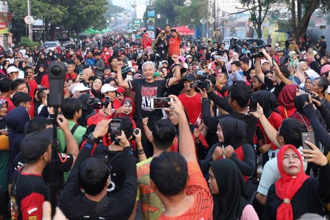 Ganjar saat diajak senam bersama emak-emak saat CFD di alun-alun Kota Serang. Foto: Dok. Istimewa  