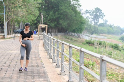 Ilustrasi ibu hamil berjalan. Foto: Shutterstock