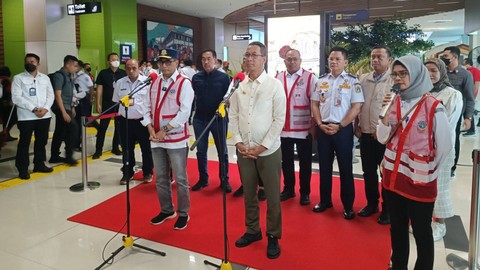 Menteri Perhubungan Budi Karya Sumadi saat melakukan peninjauan sarana dan prasarana kereta api bandara dari dan menuju Bandara Soekarno-Hatta, di Stasiun BNI City, Jakarta, Minggu (28/5/2023). Foto: Akbar Maulana/kumparan