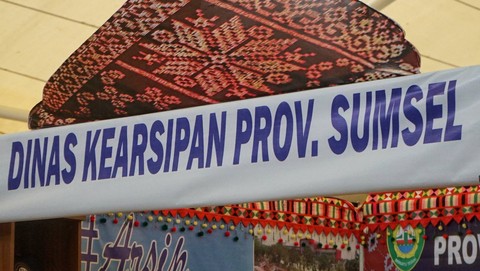 Ornamen tanjak Palembang menghias Dinas Kearsipan Prov Sumsel di Sriwijaya Expo 2023 yang memamerkan arsip lawas, Minggu (28/5) Foto: abp/Urban Id