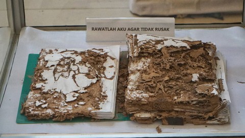 Sosialisasi unik yang dilakukan Dinas Kearsipan Prov Sumsel pada Sriwijaya Expo 2023 dengan memamerkan arsip lawaa yang tidak terawat, Minggu (28/5) Foto: abp/Urban Id
