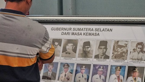 Seorang pengunjung yang melihat jejeran foto Gubernur Sumsel dari masa ke masa di stan Dinas Kearsipan Prov Sumsel di Sriwijaya Expo 2023, Minggu (28/5) Foto: abp/Urban Id