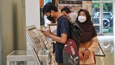 Antusiasme pengunjung yang melihat sejumlah arsip lawas milik Dinas Kearsipan Prov Sumsel di Sriwijaya Expo 2023, Minggu (28/5) Foto: abp/Urban Id